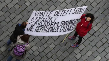 Demonstrace v Praze na Staroměstském náměstí proti opatřením kvůli koronaviru