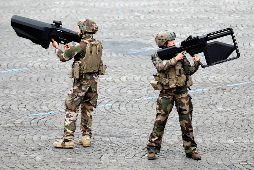 Francouzská armáda se zaměřila na drony a vytvořila protidronovou jednotku. Snímek je z přehlídky, která se konala na Champs-Élysées v Paříži