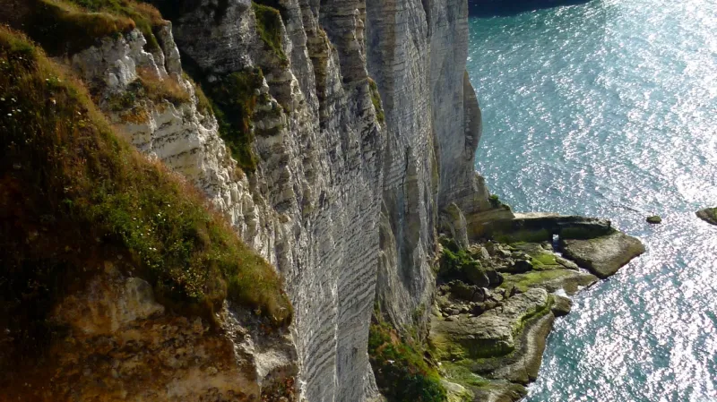 Mezi skalisky se tu a tam ukrývá oblázková pláž