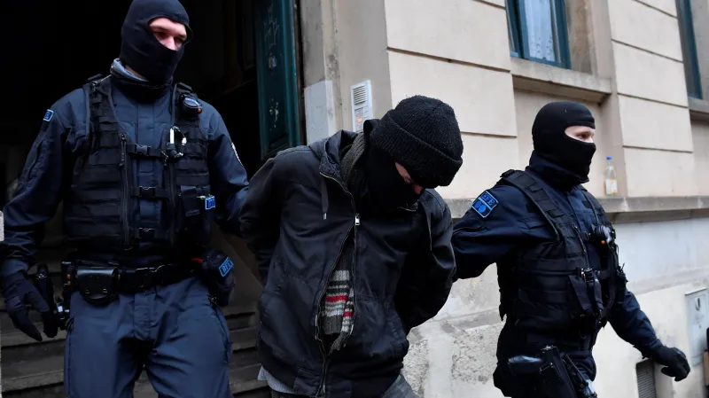 Muž zadržený při saské razii