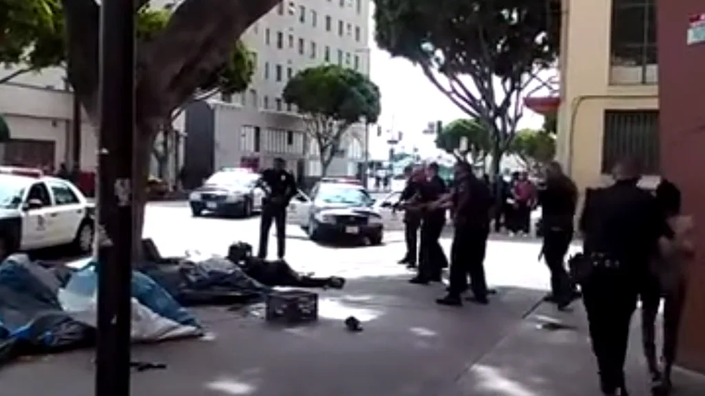 Policisté v Los Angeles zastřelili bezdomovce