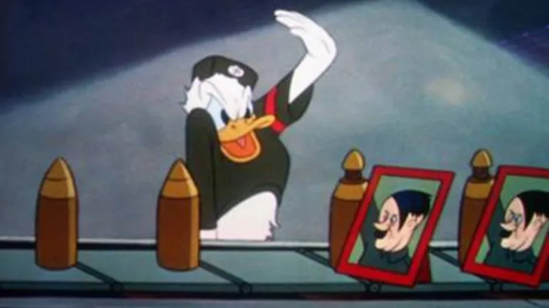 Kačer Donald je zaměstnancem nacistické továrny ve snímku Vůdcova tvář (1943)