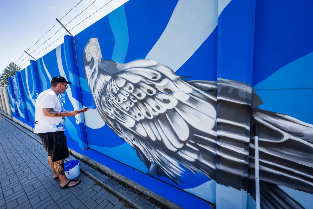 Výtvarník Jiří Dosoudil alias DOSY DOSS při práci na projektu Mural Ruzyně