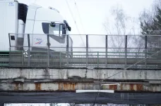 Most u Netřebic bude dva dny uzavřený. Už podruhé za krátkou dobu se tam utrhl svah