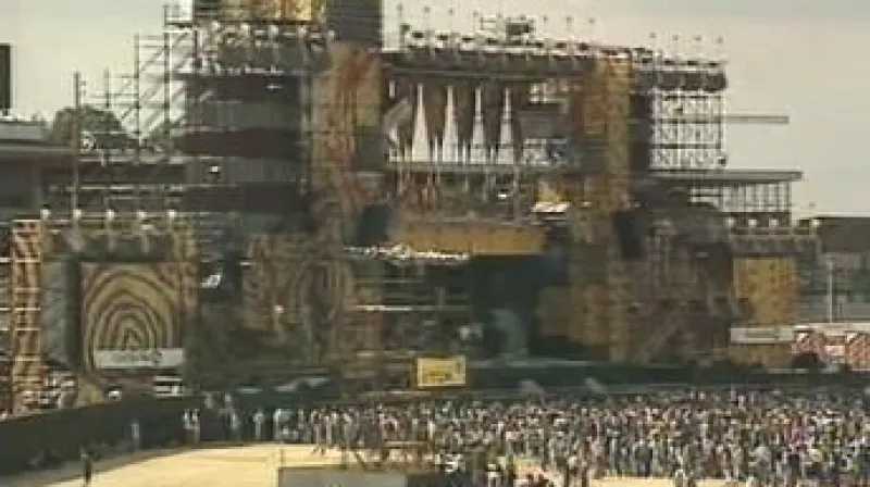 Stavba scény pro koncert Rolling Stones na Strahově roku 1990