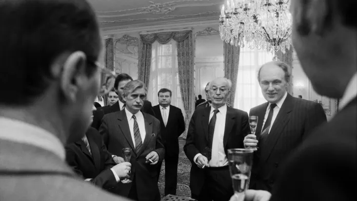 Jmenování vlády Mariána Čalfy prezidentem Gustávem Husákem, 10. prosince 1989