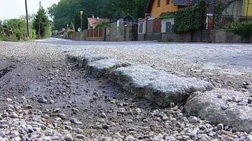 Poničená silnice