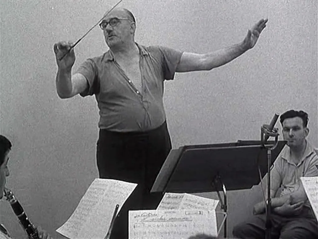 Konkurs (1963). První samostatný film se skládá ze dvou povídek, připomíná se především ta titulní. Na falešném konkursu do divadla Semafor mezi dívkami ztrapňujícími se hitem Oliver Twist vynikne Yvonne Přenosilová a (domluvená) Věra Křesadlová, později Formanová