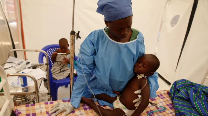 Matka s dítětem s potvrzenou ebolou