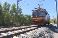 Po téměř čtyřech měsících se vrátily vlaky na sesutou trať mezi Chebem a Chomutovem