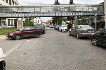 U Masarykova onkologického ústavu načas ubude až třetina parkovacích míst