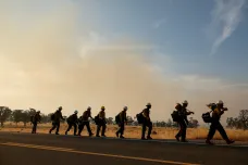 Bojují s ohněm, sami ale přicházejí o domovy. Kalifornští hasiči se nezastaví