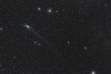 Zelená kometa mezi dvěma vozy. Český snímek pořízený ze Slovenska ocenila NASA
