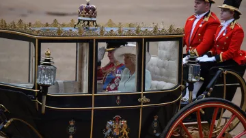 Král Karel III. s chotí přijíždí na oslavu svých narozenin