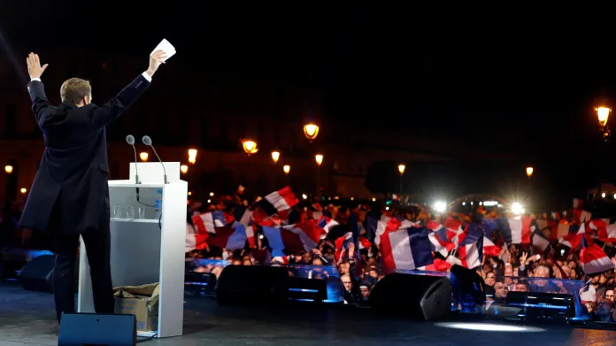 Macron zdraví své příznivce před Louvrem
