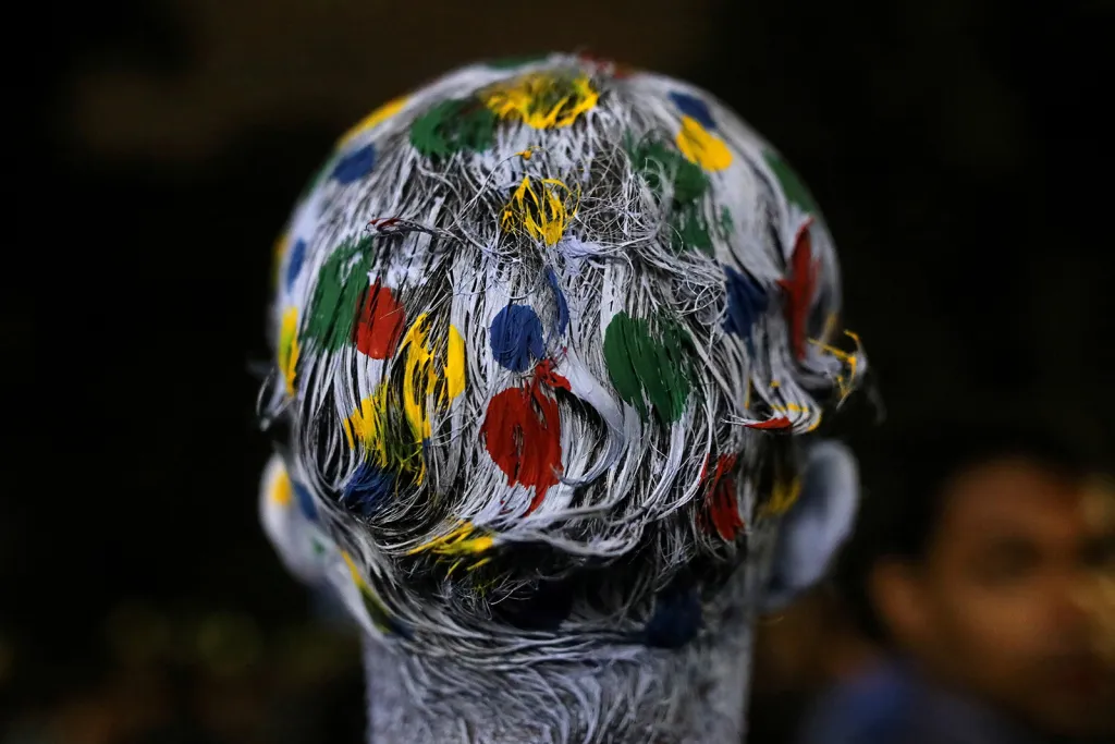 Francouzský fanoušek s namalovanými vlasy sleduje finále fotbalového MS týmů Francie a Chorvatska na velké obrazovce v Bangladéši