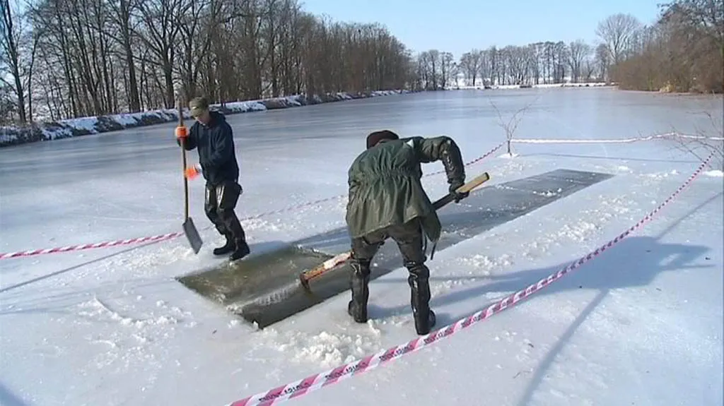 Rybáři provzdušňují rybník