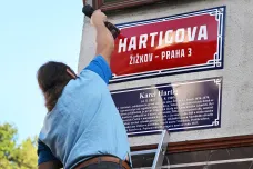 Už ne Koněvova, ale Hartigova. V Praze mění cedule s nápisy v nově přejmenované ulici