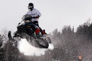 Jezdci na skútrech se proháněli po Krkonoších, hrozí jim vysoké pokuty