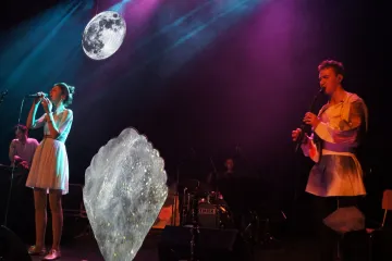 Sněhulák s klarinetem a černobílé indie