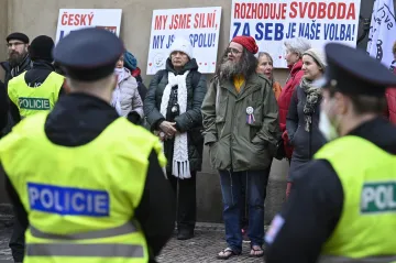 Policie bude chránit rodiny zákonodárců podporujících pandemický zákon