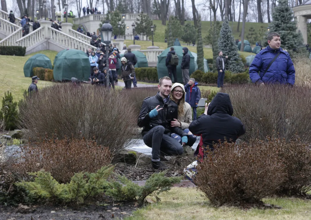 Lidé se fotí v zahradách rezidence Mežyhirja po Janukovyčově útěku
