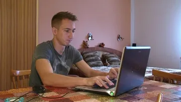 Petr Jelen potřebuje počítač k práci. Zablokoval mu ho virus