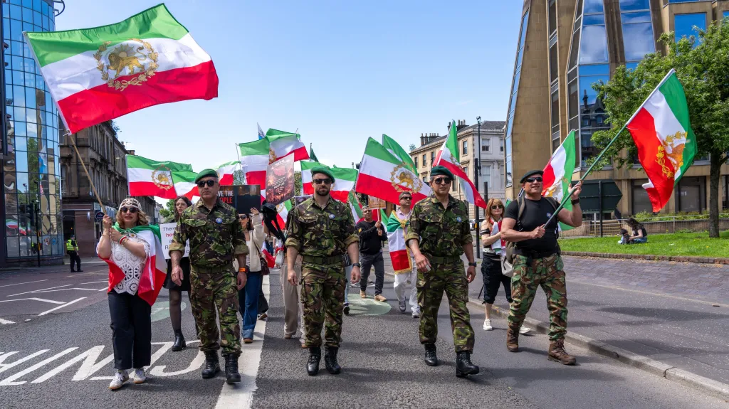 Stoupenci íránské monarchie při protestu ve Skotsku 24. května 2026