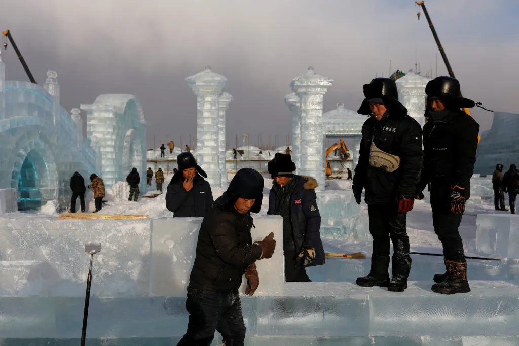 Stavba ledového města v čínském Charbinu