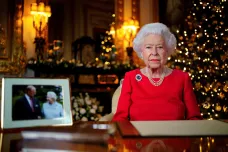Královna Alžběta II. ve vánočním projevu vyjádřila solidaritu s těmi, kteří přišli o blízké