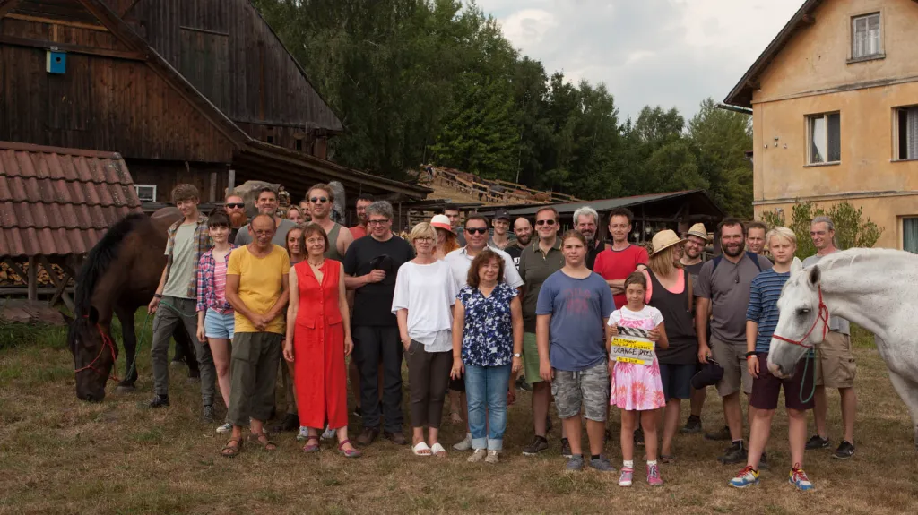 Štáb a herci při natáčení filmu Uzly a pomeranče