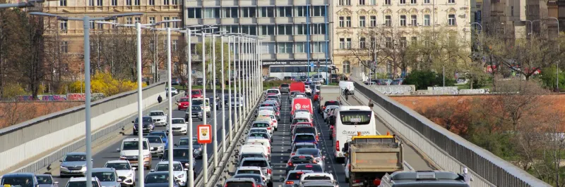 Průzkum: Pražané kritizují dopravní zácpy či parkování, s MHD jsou spokojeni