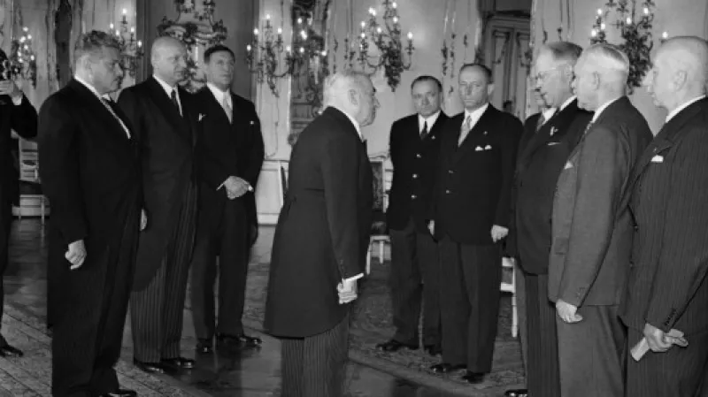 Prezident Emil Hácha s protektorátní vládou na Pražském hradě. Premiér Jaroslav Krejčí první zleva. Zdroj: ČTK