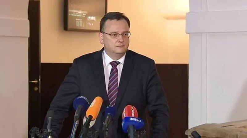 Brífink premiéra Petra Nečase