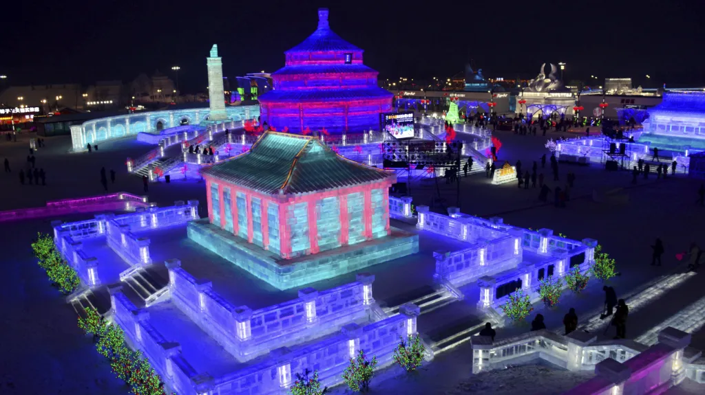 Mezinárodní festival sněhu a ledu v čínském Charbinu je pověstný impozantními stavbami celých budov a paláců z ledu.