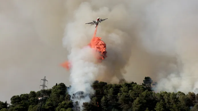 S ohněm bojují hasiči i u Nice