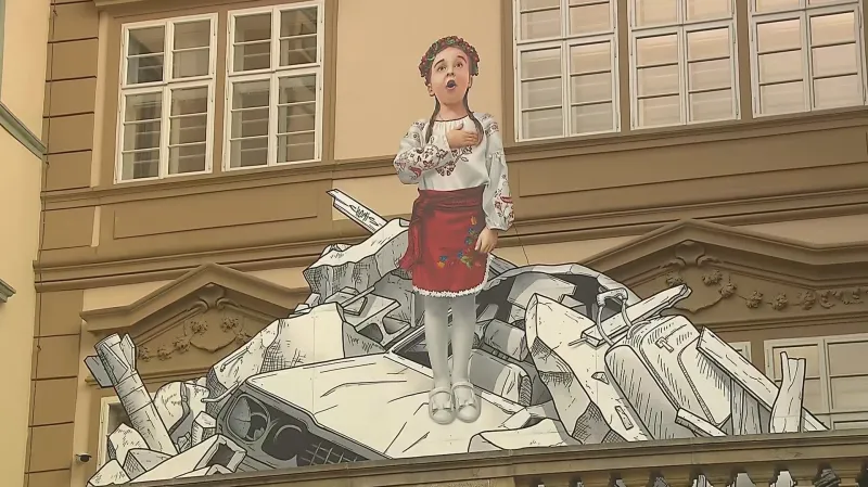 Dílo umělce Chemise na balkoně Poslanecké sněmovny odhalené u příležitosti prvního výročí zahájení ruské agrese na Ukrajině