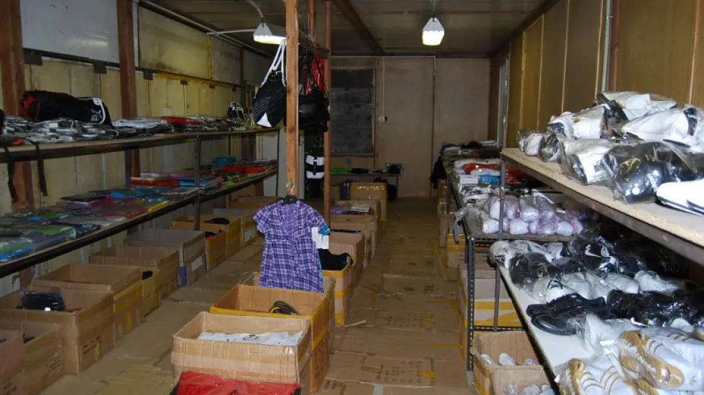 Sklad padělaného zboží v Holubicích