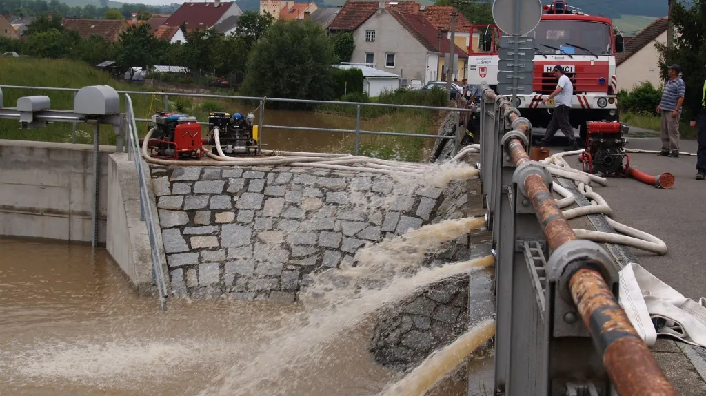 Hasiči přečerpávají vodu