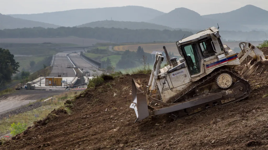 Sesuv svahu po povodních byl jednou z příčin zdržení a prodražení dostavby D8
