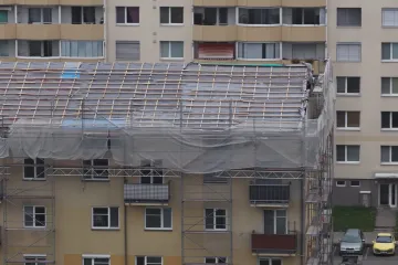 Rodiny z vyhořelého domu v Brně stále čekají na návrat do svých bytů