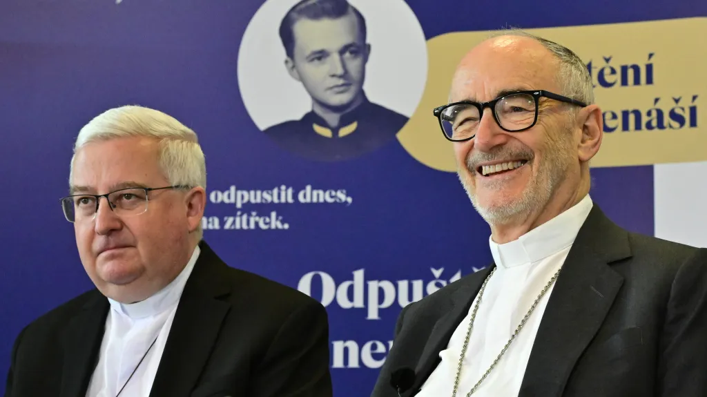 Zleva brněnský biskup Pavel Konzbul a kardinál Michael Czerny na páteční tiskové konferenci k blahořečení kněží Jana Buly a Václava Drboly. Na fotografii v pozadí je zachycen kněz Jan Bula.