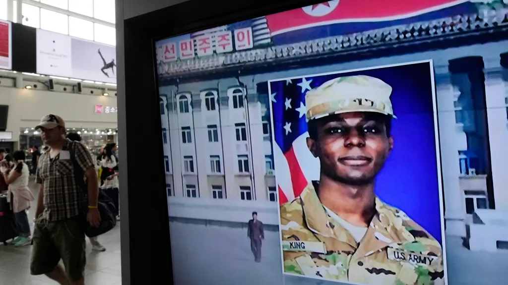 Zprávy o americkém vojákovi v KLDR v jihokorejské televizi