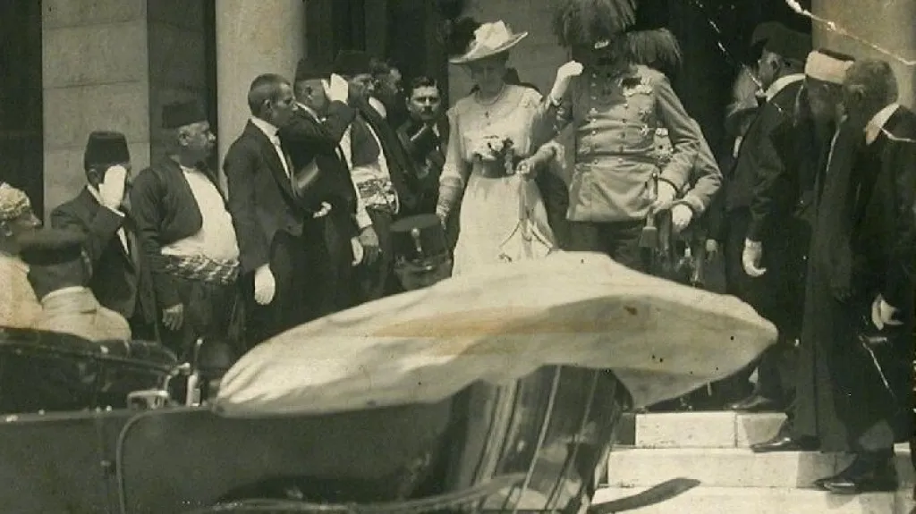 Ferdinand d'Este a Žofie Chotková před radnicí v Sarajevu