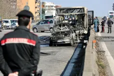 Řidič původem ze Senegalu v Itálii unesl autobus s 51 dětmi, zastavily ho až zátarasy