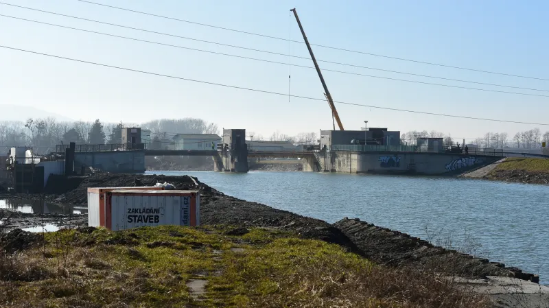 Práce na jezu v Hranicích