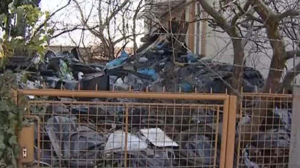 Na zahradě domu vyrostla skládka