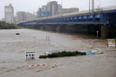 Kvůli tajfunu Hagibis se má evakuovat sedm milionů Japonců. Nejméně dva lidé zemřeli 