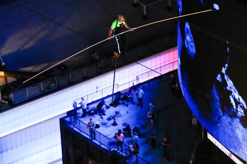 Celý projekt přechodu po laně na náměstí v takové výšce je třeba pořádně naplánovat. Záleží na každém detailu. Ukotvení lan, povětrnostní podmínky, typ oblečení nebo i srdeční pulz hrají důležitou roli.