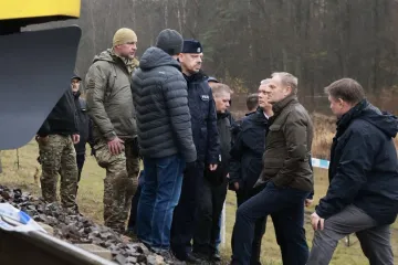 Trať na východě Polska zničil výbuch, uvedl Tusk. Mluví o sabotáži